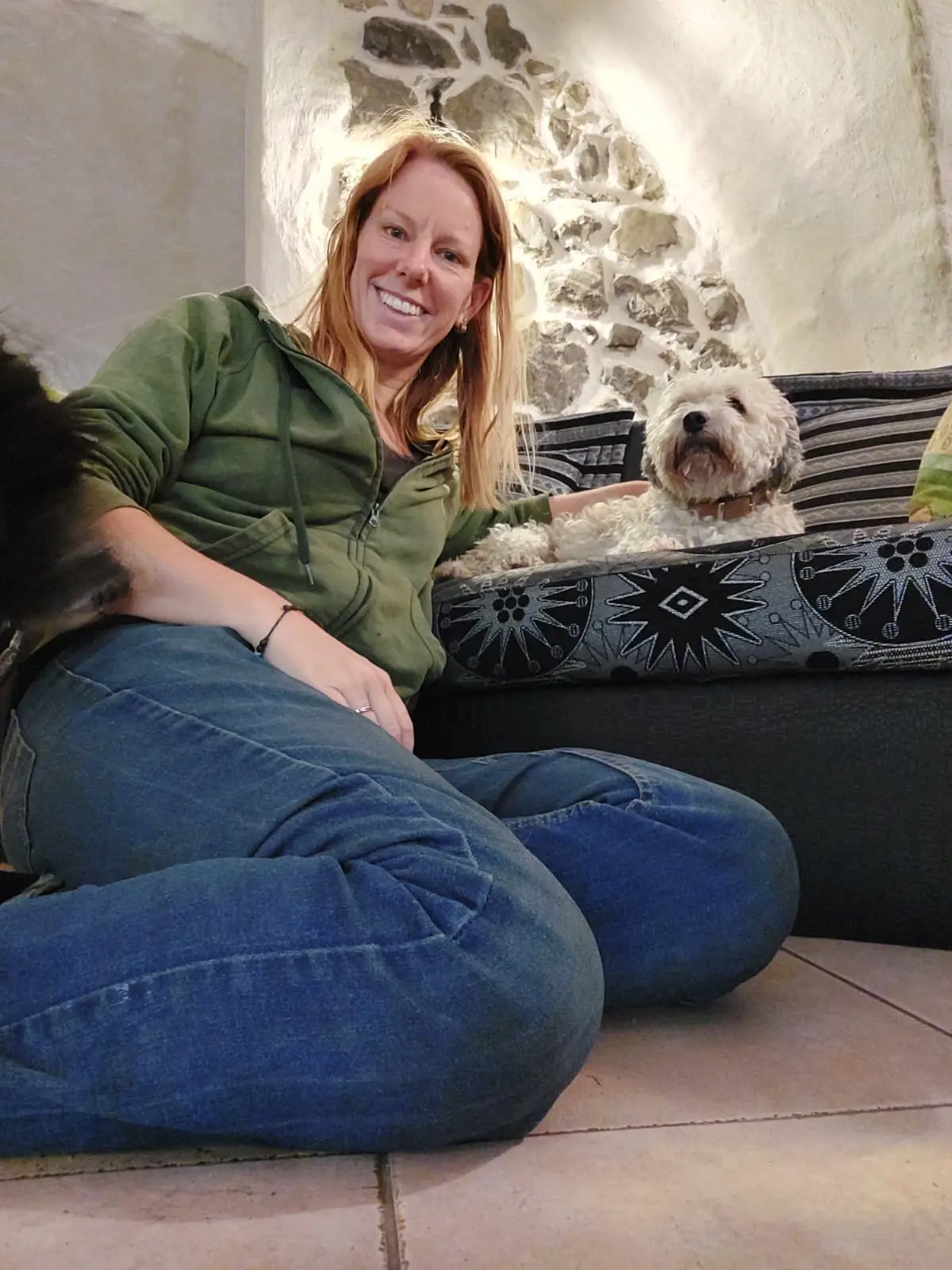 Baasje en hond ontspannen samen